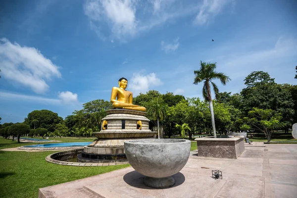 depositphotos_83319138-stock-photo-golden-buddha-statue